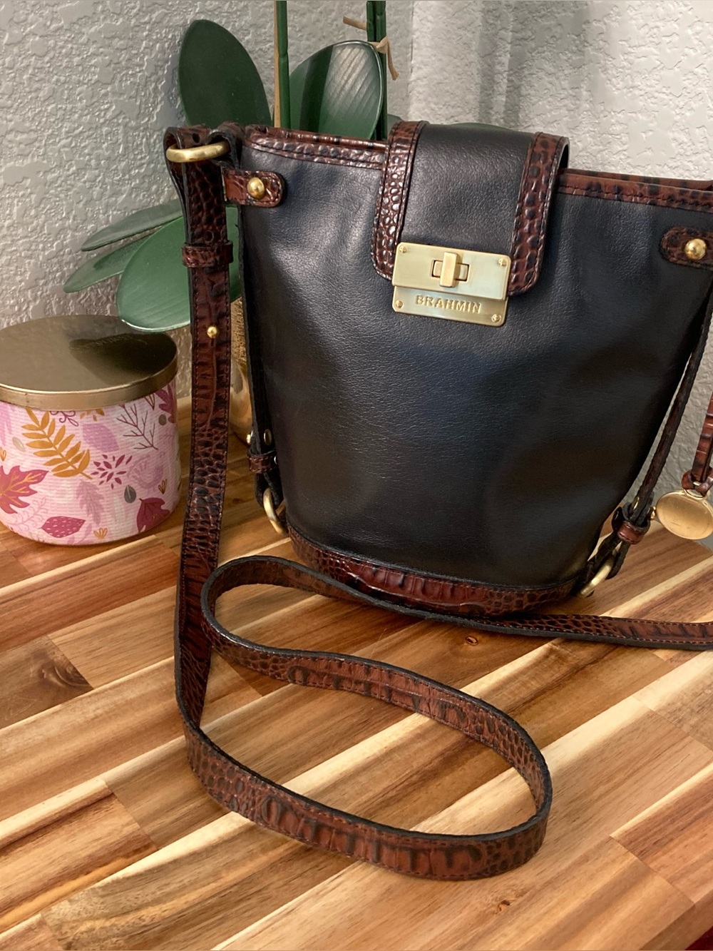 Brahmin Black Leather Crossbody with Brown Croc-Trim - Picture 1 of 16
